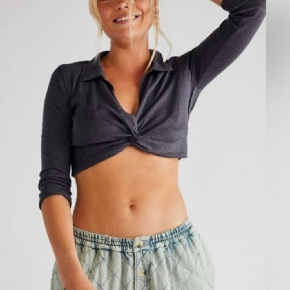 We The Free Twist Front Plunging Neckline Crop Tee Womens Size Medium Charcoal